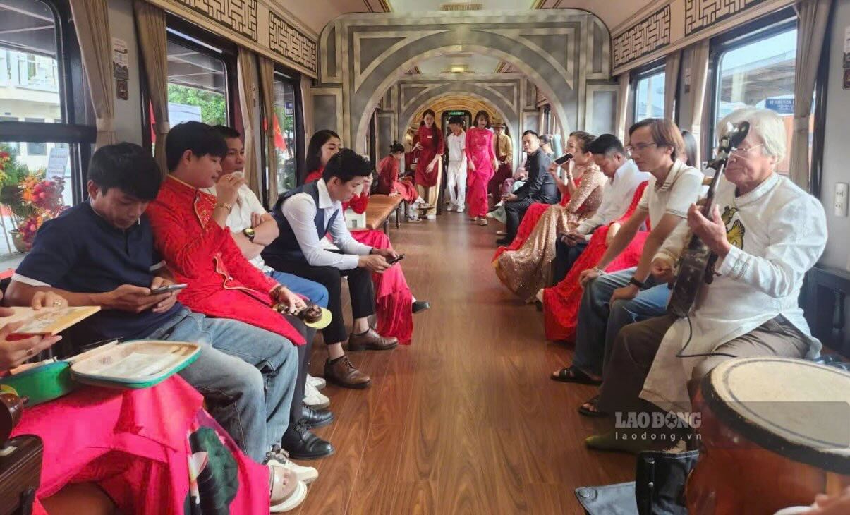 Một toa tàu trên chuyến tàu du lịch vừa được khai trương. Ảnh: Trung Sáng