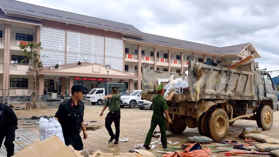 Rác thải, phế liệu từ việc xây dựng còn ngổn ngang nhiều nơi tại khuôn viên trường. 2.jpg