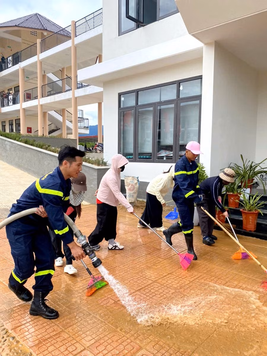 Phun rửa nước các khu vực bẩn. 9.jpg