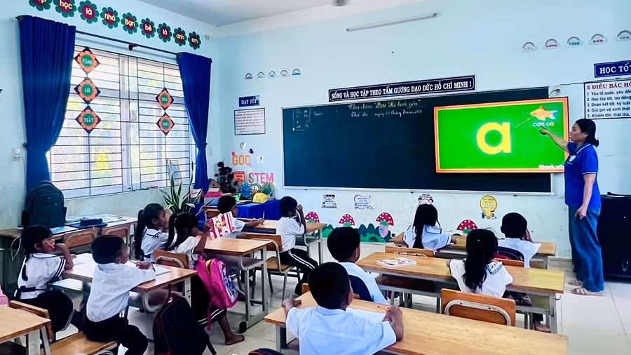 Giáo viên Trường Tiểu học Mỹ Thạnh hướng dẫn học sinh học đọc bảng chữ cái. hoc-tieng-viet-truoc-ngay-tuu-truong-2.jpg