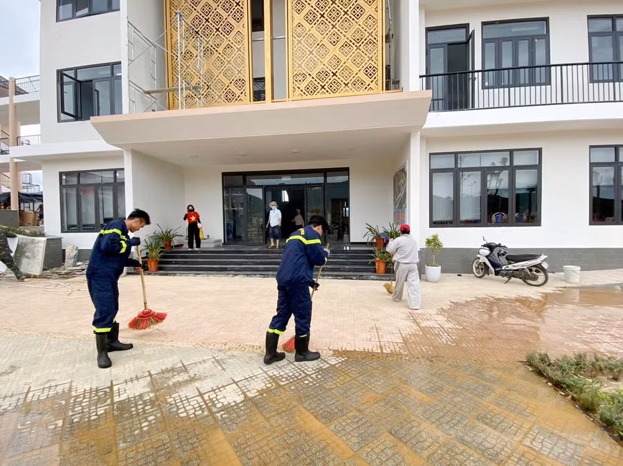 Bùn đất, bụi bặm được dọn ở từng khu vực. 5.jpg