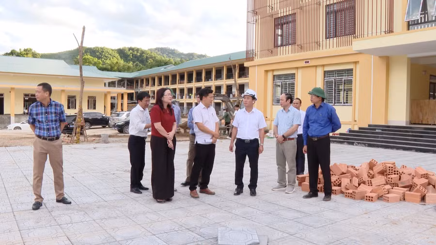 Ông Nguyễn Văn Phương, Bí thư Tỉnh ủy Quảng Trị kiểm tra tiến độ tại các trường.