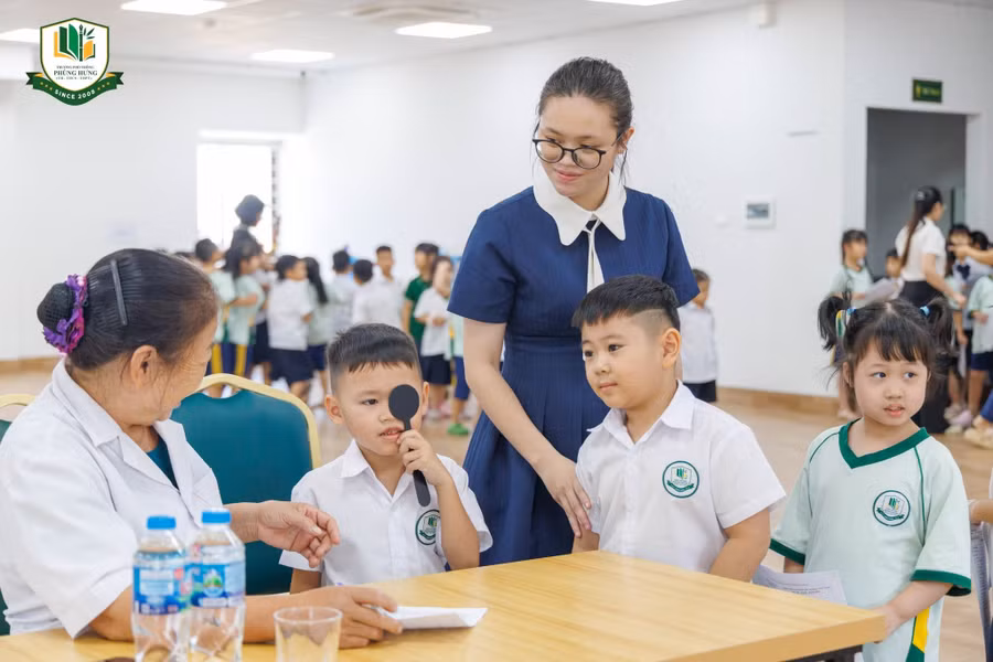Trẻ được khám sức khỏe định kỳ tại trường. t2.jpg