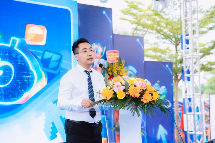 Thầy Đinh Đức Hiền - Giám đốc điều hành phát biểu tại buổi lễ image001.jpg