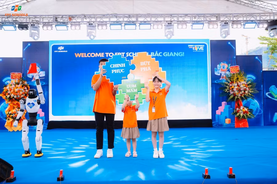 Đại diện 3 thế hệ học sinh ghép Pixel riêng biệt tạo thông điệp buổi lễ THE PIXEL OF LOVE image003.jpg