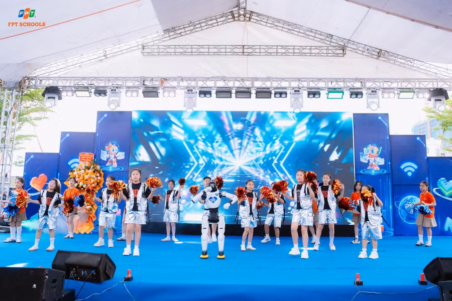 Robot Chibi cùng các học sinh biểu diễn vũ điệu "Thuật toán & Trái tim" image005.jpg