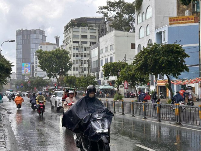 Mưa lớn kết hợp triều cường, TPHCM đề phòng ngập