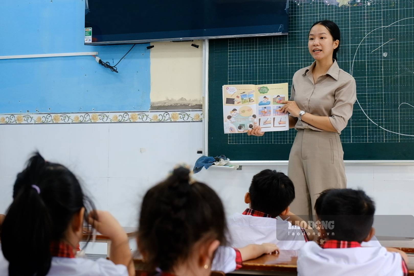 Cô Thúy Vy cảm thấy hạnh phúc khi được học sinh yêu quý, phụ huynh tin tưởng (ảnh chụp tháng 8.2026). Ảnh: Phong Linh