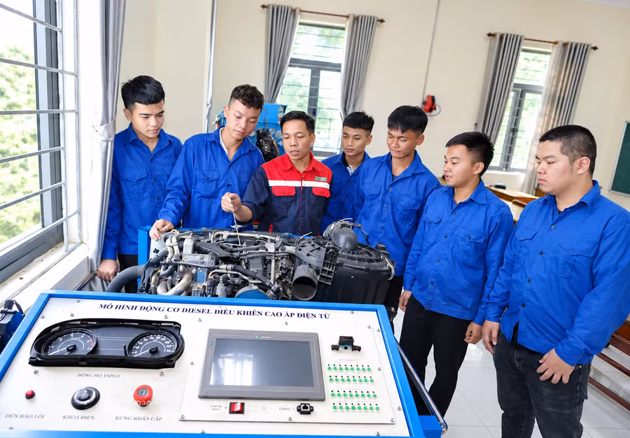 Học viên thực hành trên thiết bị đào tạo nghề, nâng cao kỹ năng đáp ứng yêu cầu của thị trường lao động. Ảnh: Đào Hằng chatgpt-image-09-09-42-9-thg-9-2026.png