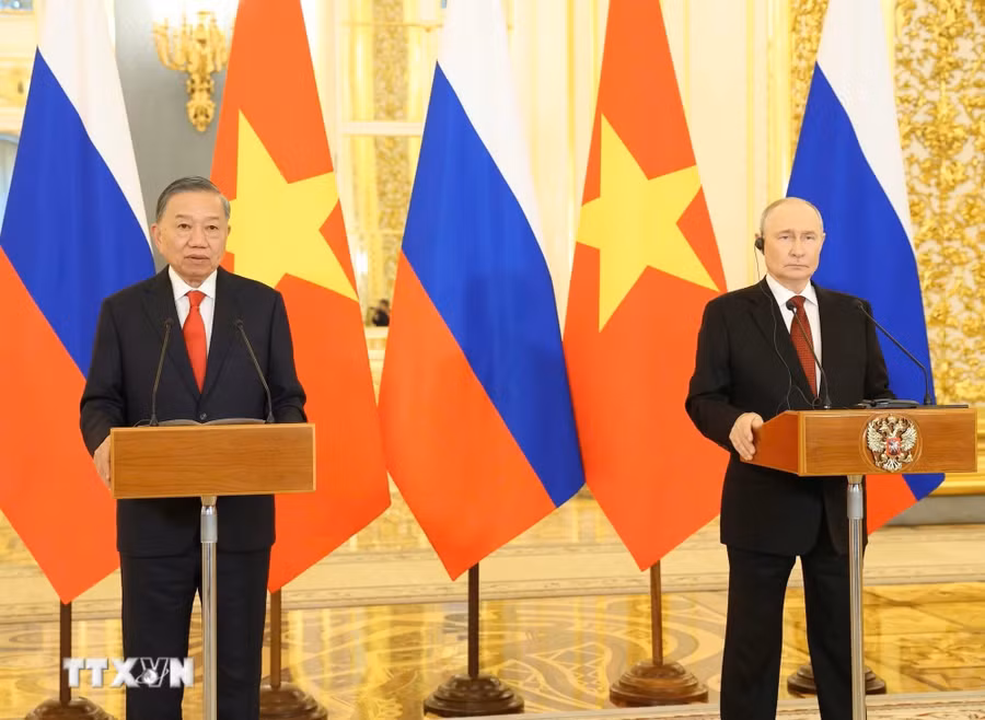 Tổng Bí thư, Chủ tịch nước Tô Lâm và Tổng thống Nga Vladimir Putin dự Lễ khánh thành phòng xét nghiệm phòng, chống dịch bệnh (theo hình thức trực tuyến). Ảnh: Thống Nhất/TTXVN