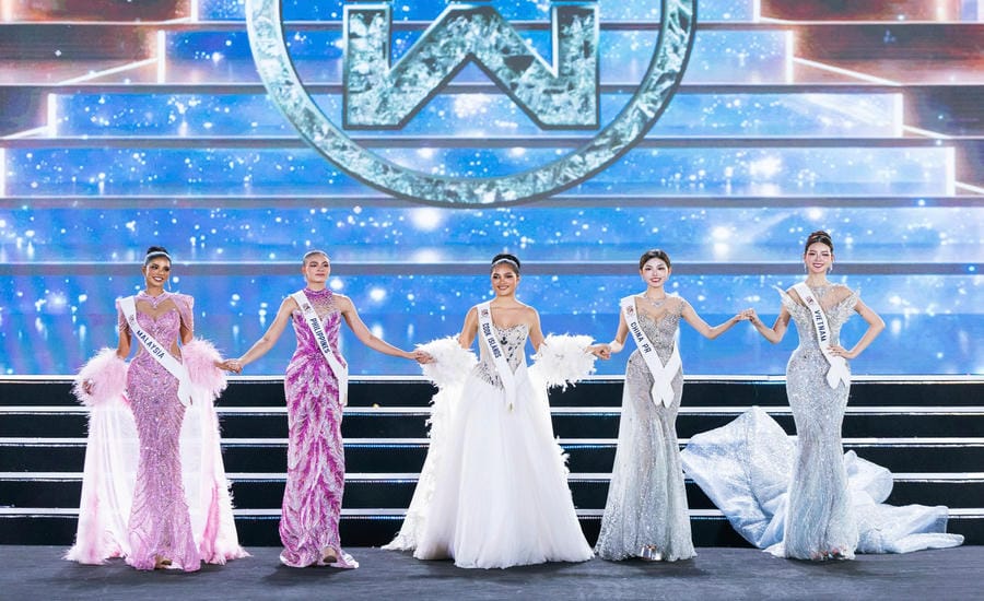 Các thí sinh trong đêm chung kết cuộc thi Miss World 2026. Ảnh: Sen Vàng