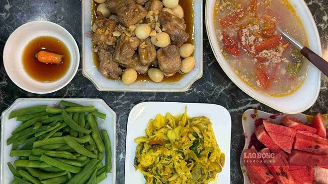 Thực đơn bữa tối gia đình với sườn kho trứng cút, ốc xào măng nghệ
