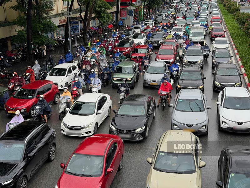 Tại đường Trần Duy Hưng lượng phương tiện đông đúc, di chuyển chậm về hướng nút giao Nguyễn Khang. Ảnh: Linh Anh