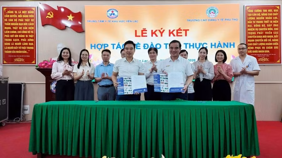 Trường Cao đẳng Y tế Phú Thọ và Trung tâm Y tế khu vực Yên Lạc ký kết hợp đồng hợp tác đào tạo, thực hành. 657956019-953600300652895-377491767282839139-n.jpg