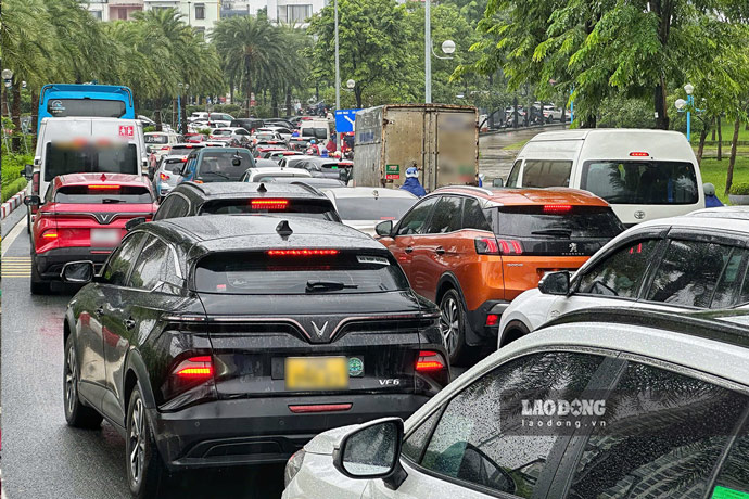Khoảng 7h50, xảy ra ùn dài từ cầu Nhật Tân hướng xuống Đông Ngạc, nhiều thời điểm các phương tiện gần như đứng im. Người dân cần cân nhắc lộ trình di chuyển phù hợp. Ảnh: Tô Thế