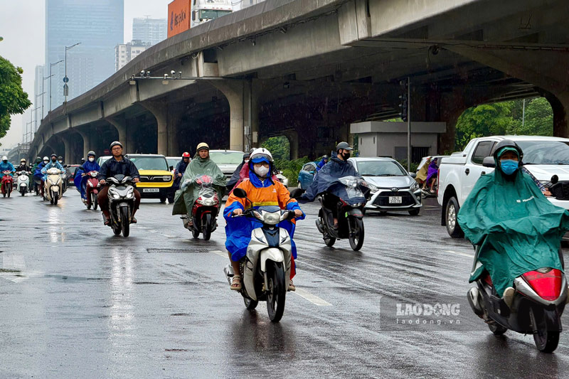 8h05: Nút giao Khuất Duy Tiến - Lê Văn Lương thông thoáng, xe cô di chuyển nhịp nhàng. Ảnh: Vũ Linh - Thiều Trang