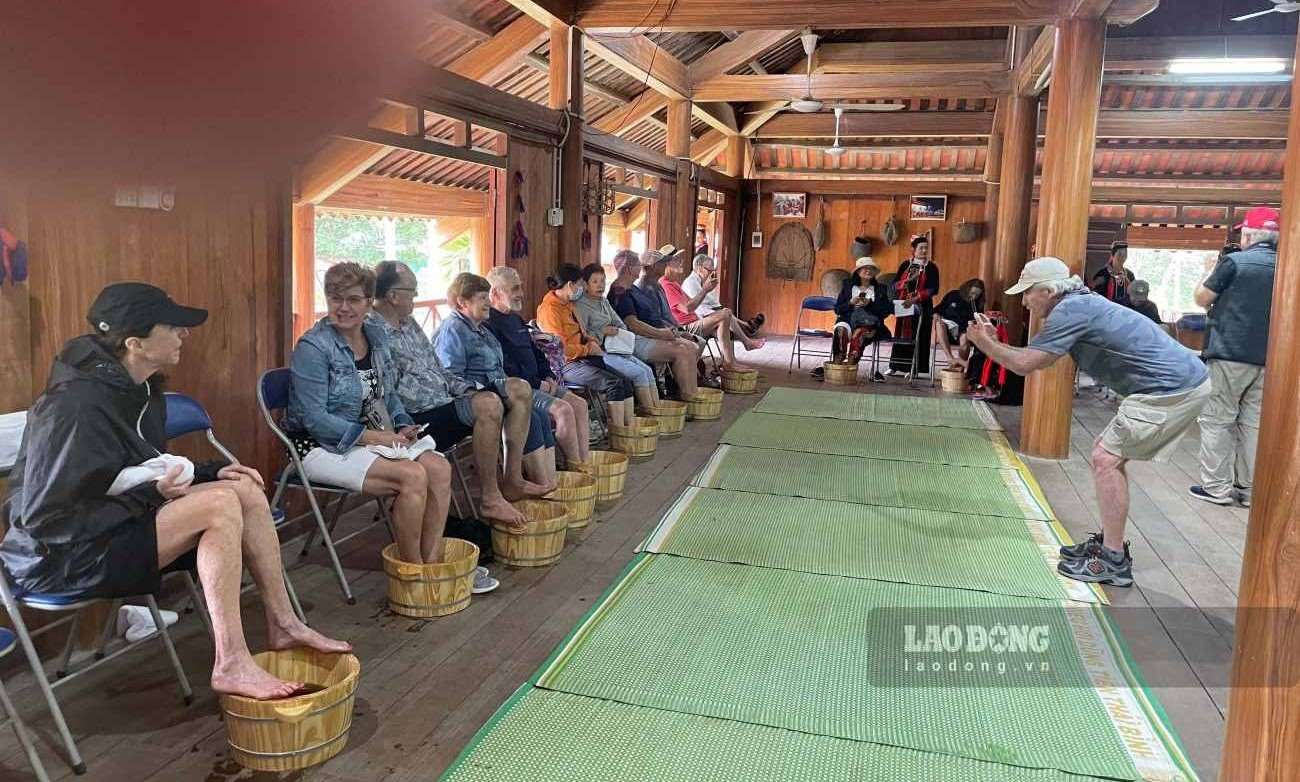 Du khách tàu biển tham quan một làng quê ở Quảng Ninh. Ảnh: Nguyễn Hùng