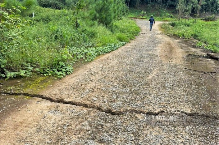 Đường bê tông dân vào khu sản xuất sát bên canh hồ Đắk Lông Thượng xuất hiện vết nứt kéo dài. Ảnh chụp ngày 21.9 (Ảnh: Phúc Khánh)