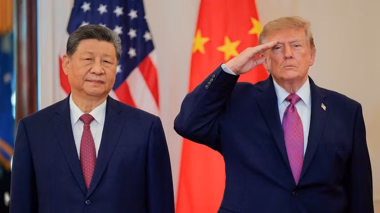 Tổng thống Mỹ Donald Trump (phải) và Chủ tịch Trung Quốc Tập Cận Bình.