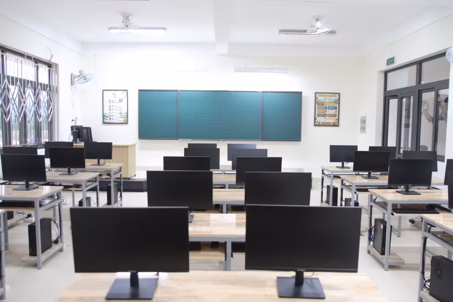 Phòng vi tính tại trường với nhiều máy tính đời mới. a8.jpg