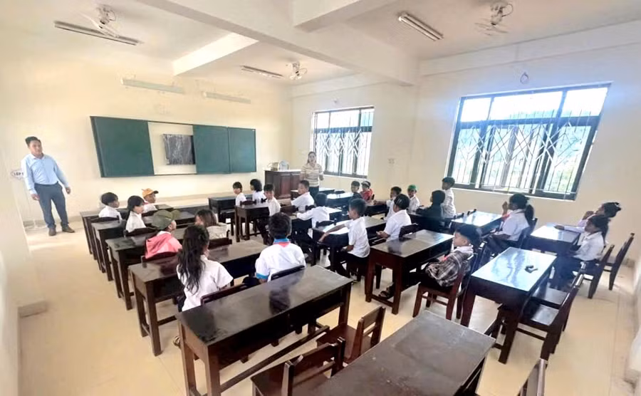 Những lớp học mới tinh tươm tạo môi trường học tập chuẩn mực cho học sinh vùng miền núi A Lưới, "đòn bẩy" để các em vươn lên giảm nghèo trong tương lai. 1.jpg