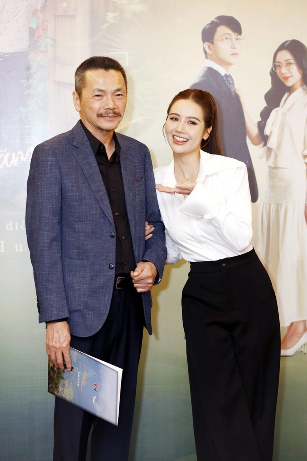 NSND Trung Anh và Huyền Lizzie đóng vai bố con trong phim “Chúng ta của 8 năm sau“.  Ảnh: VTV
