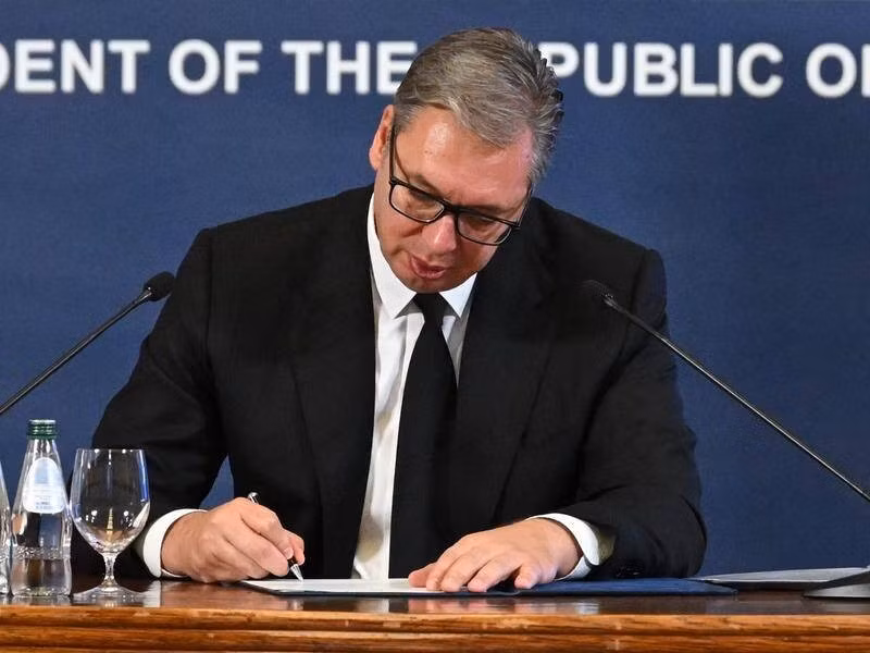 Tổng thống Serbia Aleksandar Vucic ký đơn từ chức, ngày 27/9/2026.