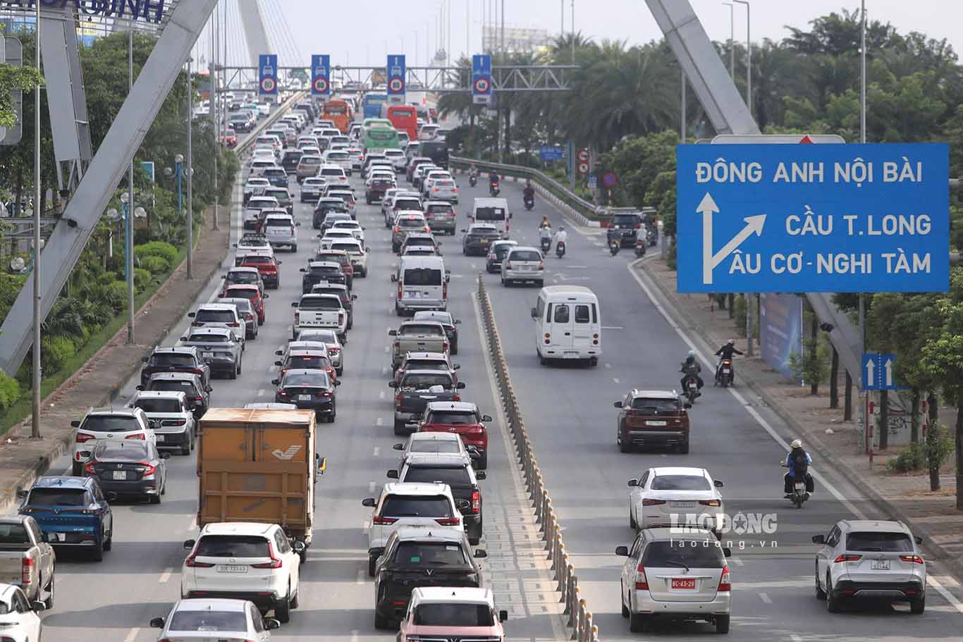 Sáng 28.9, mật độ phương tiện qua cầu Nhật Tân ở cả 2 chiều lớn, các xe di chuyển chậm, đặc biệt khu vực đường dẫn lên cầu.
