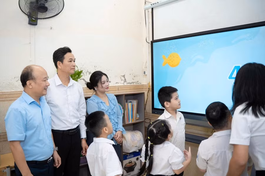 Đại diện Tập đoàn GELEX và VIWASUPCO tham dự một tiết học sử dụng màn hình tương tác do đơn vị trao tặng cho học sinh Trường Tiểu học Bình Minh