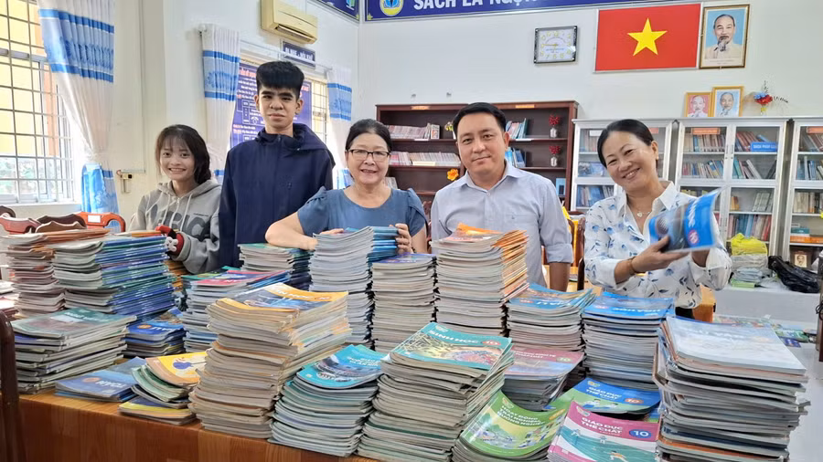 Ông Đàm Thanh Lạc (thứ hai từ phải sang), Hiệu trưởng Trường THPT Giồng Riềng, tại thư viện nhà trường.