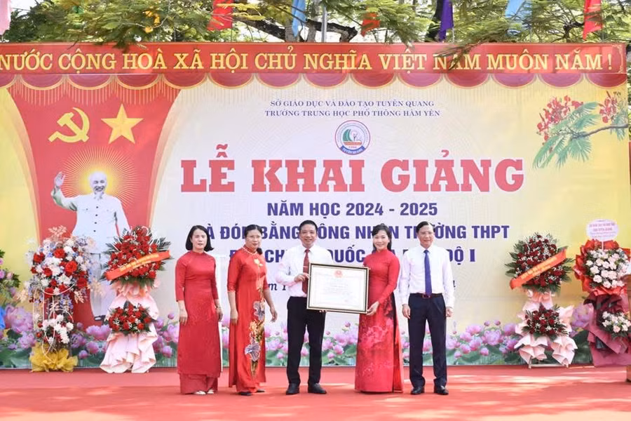 Đón Bằng công nhận Trường THPT đạt chuẩn quốc gia năm 2024. 2aobor295cdxww6lsx86phhsznbusqccgvicmhru.jpg