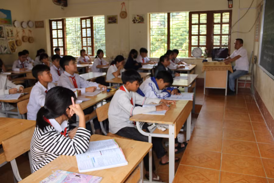Thầy và trò Trường TH&THCS Tà Hộc, xã Tà Hộc trong một tiết học tại lớp.