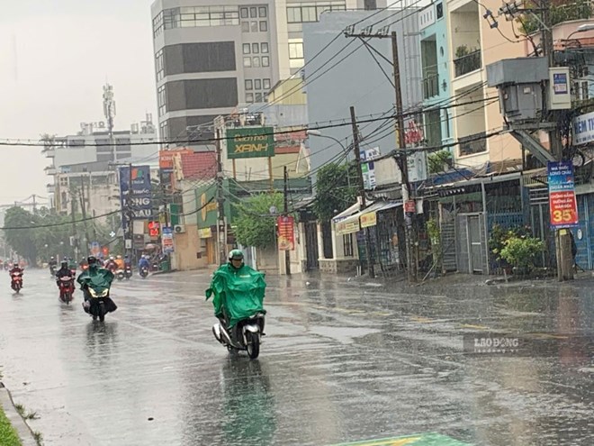 Mưa dông từ sáng sớm ở TPHCM, trong ngày có mưa to
