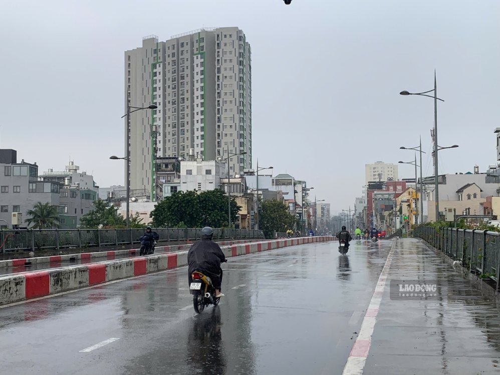 Mưa dông xảy ra từ sáng 30.9 ở TPHCM. Ảnh: Hạ Mây
