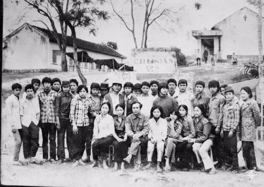 Lớp 12A Khóa 20 (1985–1988) chụp với thầy Hiệu trưởng Trần Sủng lúc cắm trại tại sân trường ngày 26.3.1988. 2aobor295vsacle2sfumzsnfbuqng12e8n9wwahi.jpg
