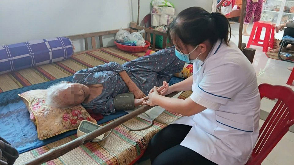 Người cao tuổi được nhân viên y tế kiểm tra sức khỏe định kỳ, góp phần phát hiện bệnh từ sớm. Ảnh: Sở Y tế Vĩnh Long
