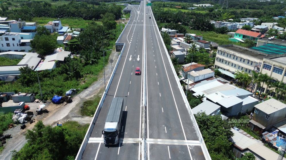 Cao tốc Bến Lức - Long Thành kết nối các tỉnh thành Tây Nam bộ đến sân bay Long Thành (TP Đồng Nai). Ảnh: Anh Tú