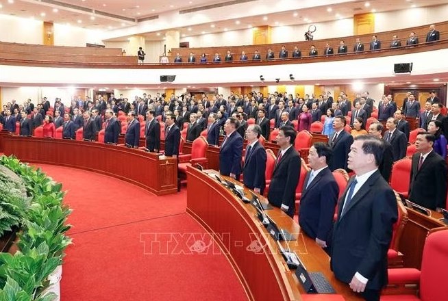 Các đại biểu thực hiện nghi lễ chào cờ. Ảnh: TTXVN