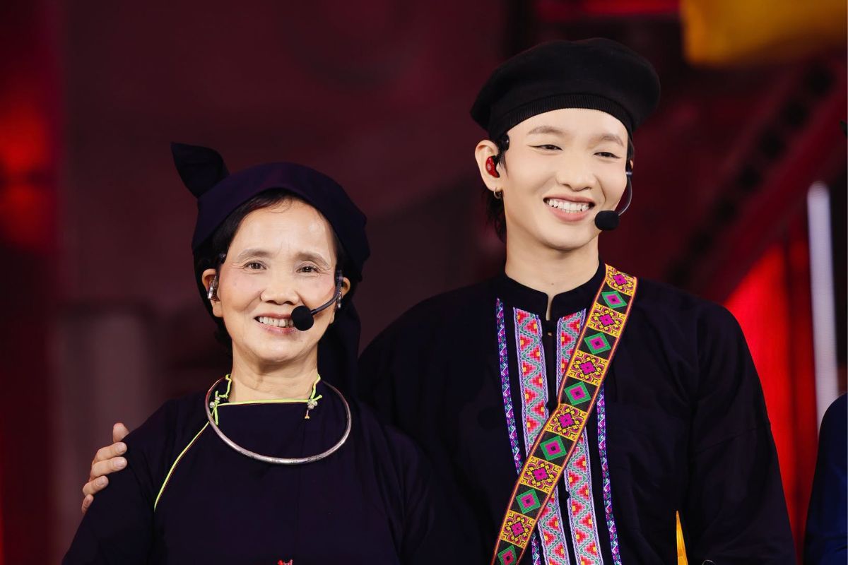 Hoàng Dũng và mẹ trong tiết mục “Tích tịch tình tang” ở Anh trai vượt ngàn chông gai. Ảnh: Nhà sản xuất