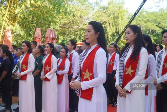 NSND Trịnh Kim Chi, Huỳnh Lập, Emoura Phạm và nghệ sĩ tiễn đưa 731 hài cốt liệt sĩ ở TPHCM