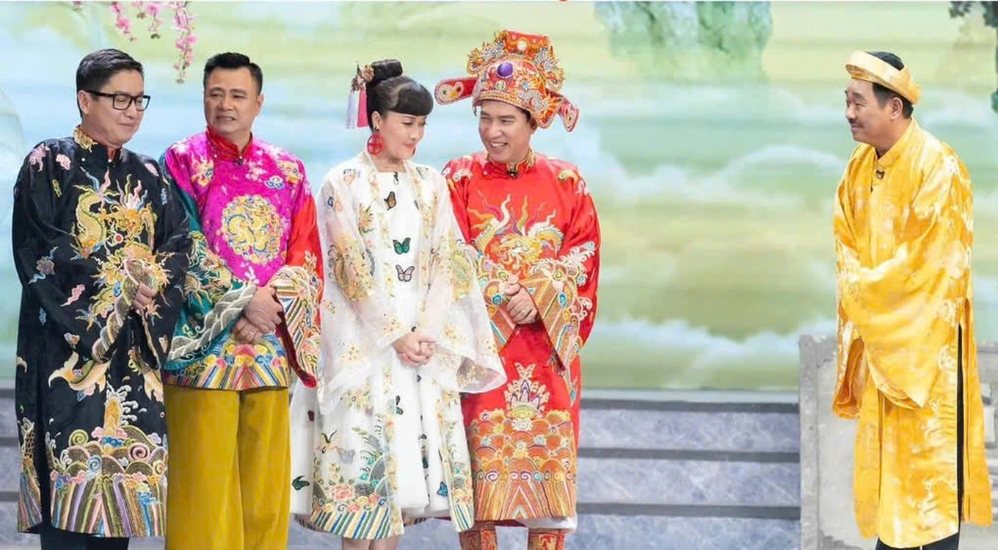 NSƯT Chí Trung, NSND Tự Long, nghệ sĩ Vân Dung, NSƯT Quang Thắng, NSND Quốc Khánh (từ trái sang) trên sân khấu của “Táo quân“. Ảnh: VTV