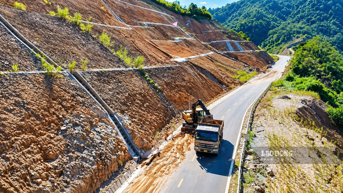 Nhà thầu sửa chữa, khắc phục những vị trí hư hỏng, sạt lở do ảnh hưởng của mưa bão năm 2026.