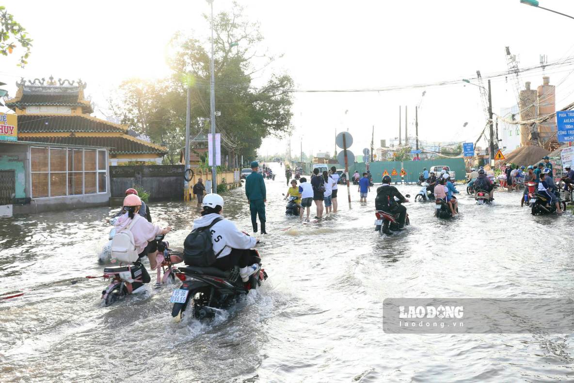 Khu vực cầu Bình Thủy ngập sâu. Ảnh: Tạ Quang (ảnh chụp ngày 12.10)