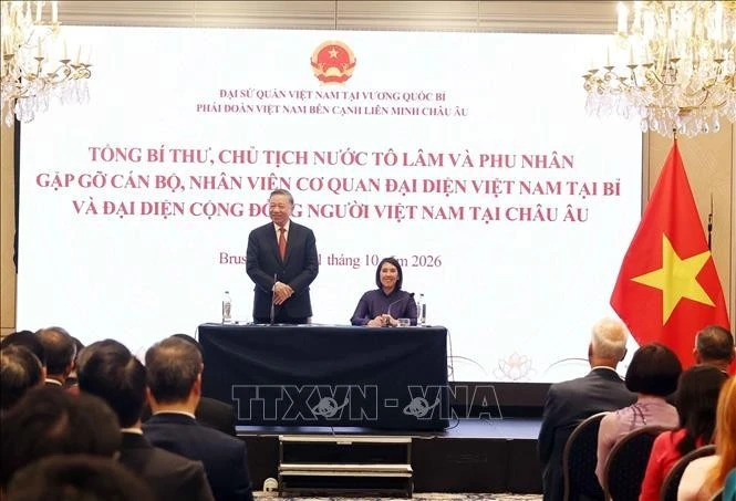 Tổng Bí thư, Chủ tịch nước Tô Lâm nói chuyện thân mật với cán bộ, nhân viên Đại sứ quán Việt Nam tại Bỉ và đại diện cộng đồng người Việt Nam tại châu Âu. Ảnh: Thống Nhất/TTXVN