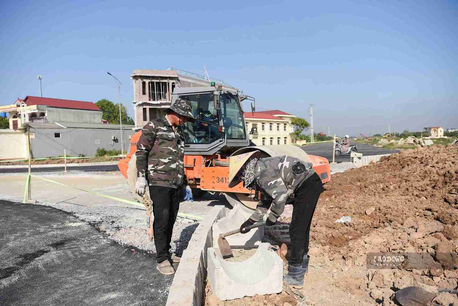 Công nhân tập trung thi công trên tuyến đường Tân Phúc - Võng Phan, tỉnh Hưng Yên.