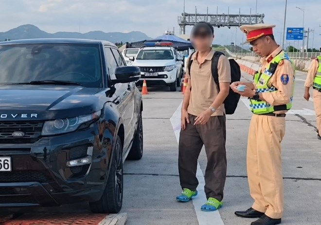 Ô tô hết kiểm định, tài xế không xuất trình được giấy phép lái xe khi đi trên cao tốc