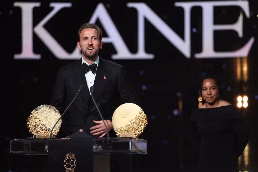 Harry Kane nhận giải Tiền đạo nam xuất sắc nhất năm tại lễ trao giải Quả bóng Vàng 2026. Ảnh: AFP kane.png