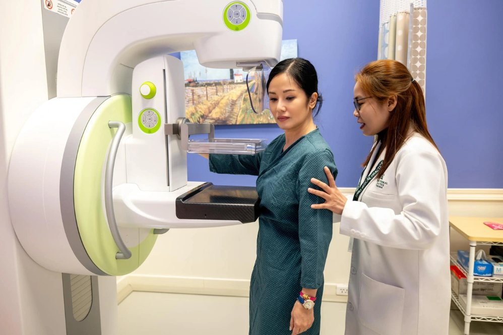 Hồng Nhung (áo xanh) trong một lần đi khám sức khỏe. Ảnh: NVCC.