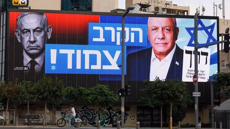 Áp phích của lãnh đạo Đảng Yashar Gadi Eisenkot (phải) và Thủ tướng Benjamin Netanyahu ở Tel Aviv, Israel. (Ảnh: Getty Images/RT)